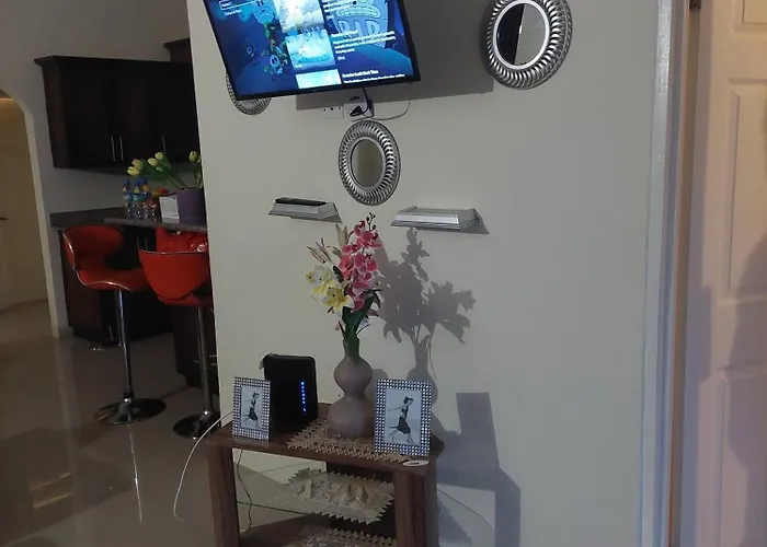 Сasa de vacaciones Luxurious 3-bedroom House In With Private Entrance