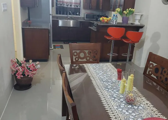 Luxurious 3-bedroom House In With Private Entrance Сasa de vacaciones