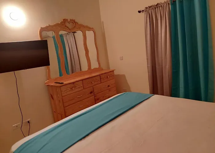 Сasa de vacaciones Luxurious 3-bedroom House In With Private Entrance