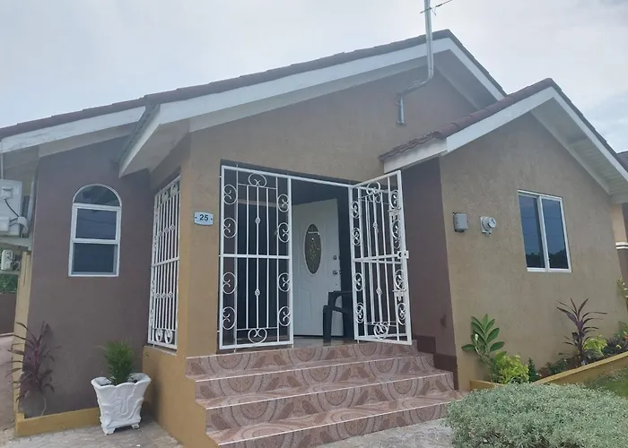 Luxurious 3-bedroom House In With Private Entrance * Ocho Ríos