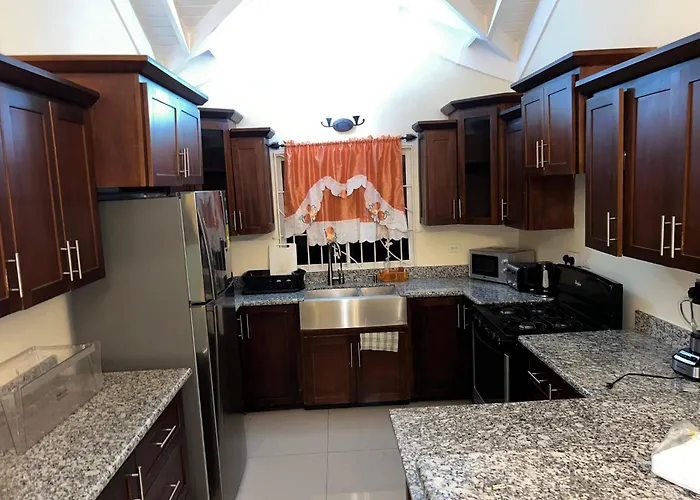 Luxurious 3-bedroom House In With Private Entrance Сasa de vacaciones