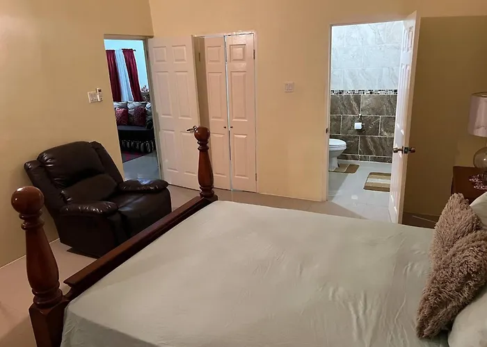 Luxurious 3-bedroom House In With Private Entrance * Ocho Ríos