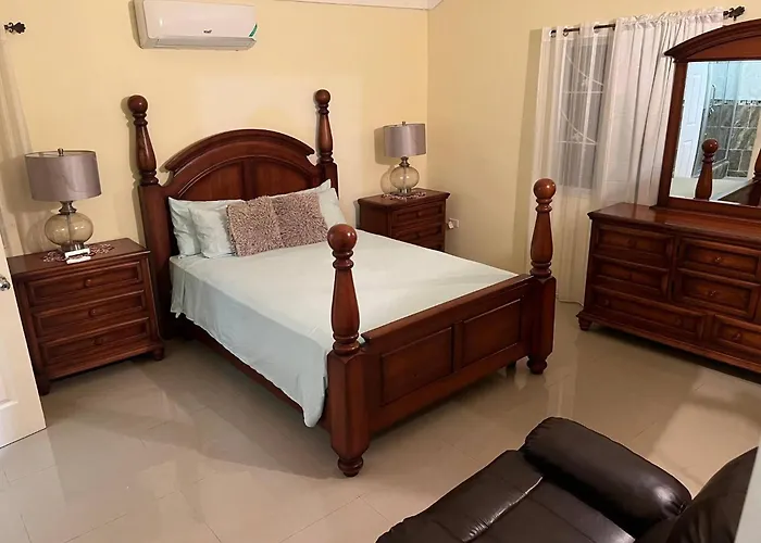 Luxurious 3-bedroom House In With Private Entrance * Ocho Ríos