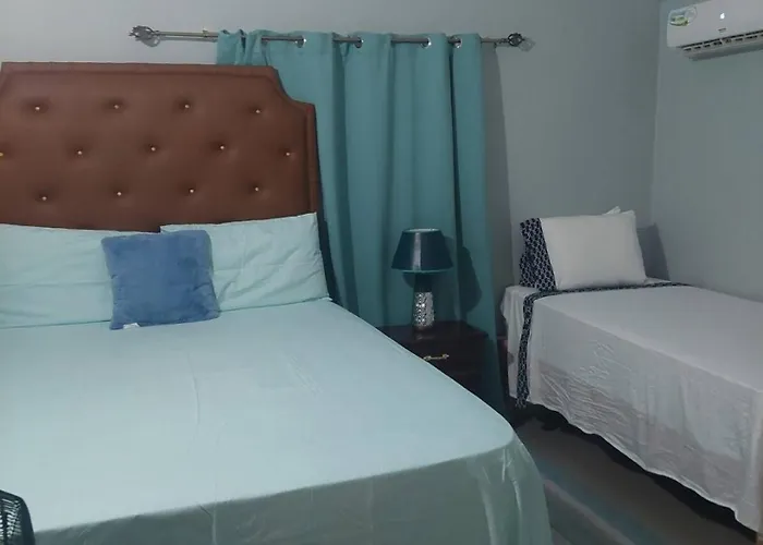 Luxurious 3-bedroom House In With Private Entrance * Ocho Ríos